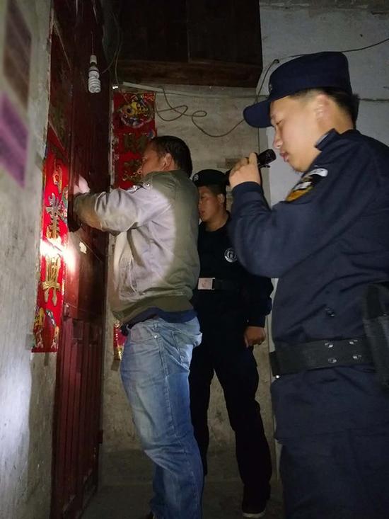 江津粗心妈妈误将幼女锁家中 